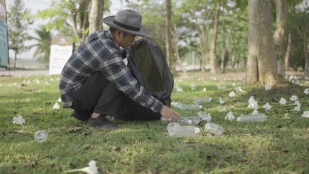 Asiat Sbírá Plastové Láhve Černých Pytlích Odpadky Vyčistit Park Vyhněte — Stock video