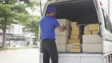 Postacı pakedi eve bir gülümseme ve kapıda mutlu bir yüzle getirdi. Ev Teslimatı Konsept Paket Teslimatı 4k Video