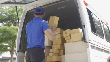 Postacı pakedi eve bir gülümseme ve kapıda mutlu bir yüzle getirdi. Ev Teslimatı Konsept Paket Teslimatı 4k Video