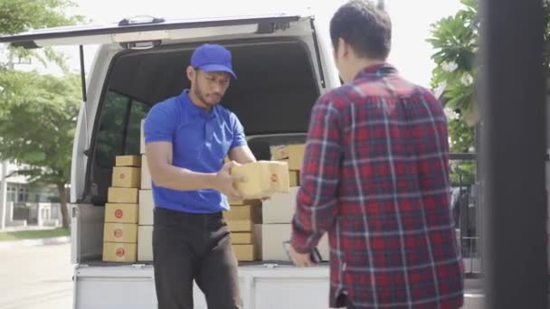 Pošťák Doručující Balík Domů Úsměvem Veselou Tváří Asijský Muž Přijímající — Stock video