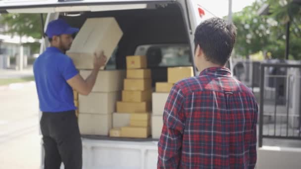 Postbode Levert Pakket Thuis Met Glimlach Vrolijk Gezicht Aziatische Man — Stockvideo