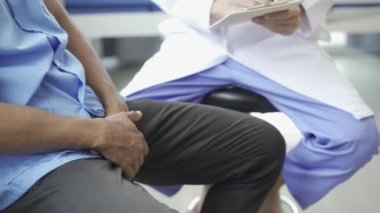 Prostat büyümesi olan bir adam doktora muayene olacak ve muayene olacak. Doktor hastanın hastalığı hakkında sorular soracak ve sağlık tavsiyeleri verecek. 4k video