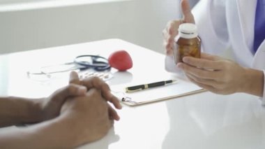 Hastayla çalışan bir doktor ya da psikiyatriste erkek sağlığı kontrolü. 4K kliniğinde erkek teşhisi ya da akıl hastalığı hakkında danışmanlık.
