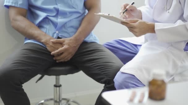 Hombre Con Agrandamiento Próstata Que Somete Examen Consulta Con Médico — Vídeos de Stock