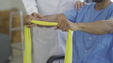 Spor fizyoterapisi. Asyalı erkek doktor fizyoterapistin ellerini kapatın. Kas-iskelet yaralanması eğitimi almış.