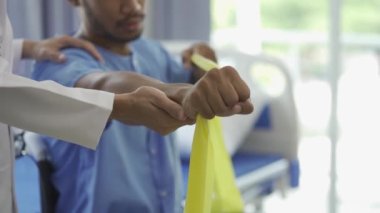 Spor fizyoterapisi. Asyalı erkek doktor fizyoterapistin ellerini kapatın. Kas-iskelet yaralanması eğitimi almış.