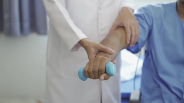Physiothérapie Sportive Mains Rapprochées Médecin Asiatique Physiothérapeute Patient Avec Formation — Video