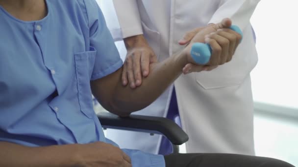 Esportes Fisioterapia Close Mãos Asiático Médico Fisioterapeuta Paciente Com Musculoesquelético — Vídeo de Stock