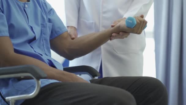 Sportfysiotherapie Close Handen Van Aziatische Mannelijke Arts Fysiotherapeut Patiënt Met — Stockvideo
