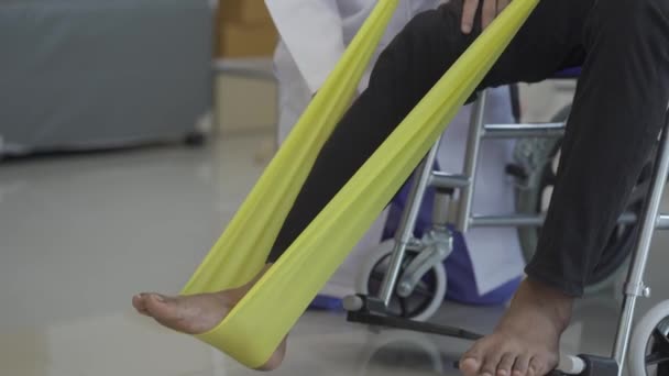 Sportovní Fyzioterapie Zblízka Ruce Asijského Lékaře Fyzioterapeuta Pacienta Muskuloskeletálním Poraněním — Stock video
