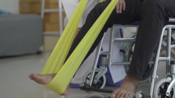 运动理疗与亚洲男性医生 理疗师和肌肉骨骼损伤患者的密切接触训练走在人行道上或在家里用手杖行走 — 图库视频影像