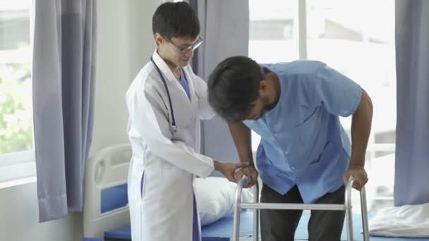 Idrottsfysioterapi Nära Händerna Asiatisk Manlig Läkare Sjukgymnast Patient Med Muskuloskeletala — Stockvideo