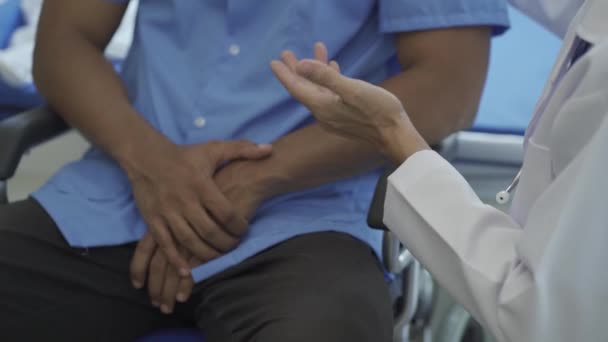 Glücklicher Arztbesuch Bei Jungen Männlichen Patienten Gute Nachrichten Und Ermutigung — Stockvideo
