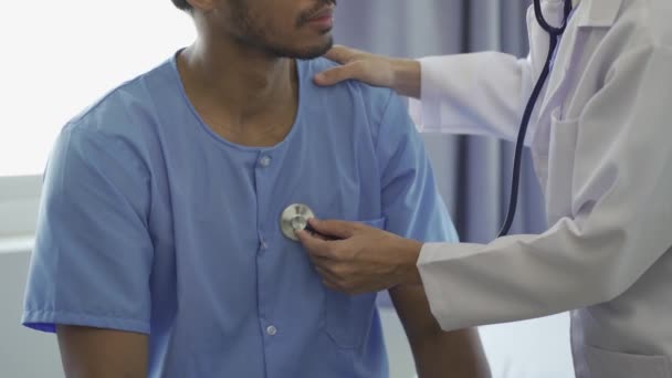 Médico Feliz Visitando Jovem Paciente Sexo Masculino Para Trazer Boas — Vídeo de Stock