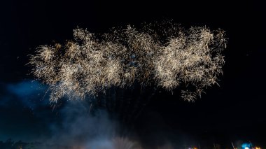 Yeni yıl havai fişekleri ve koyu mavi gökyüzü arka planında Bokeh ışıkları izole edilmiş altın kıvılcımlar ve havai fişeklerden oluşan bir çerçevede veya sınırda havai fişekler..
