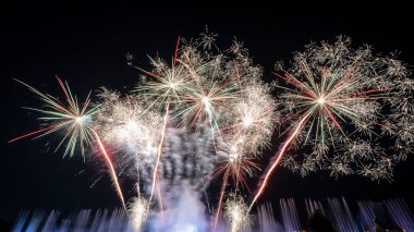 Yeni yıl havai fişekleri ve koyu mavi gökyüzü arka planında Bokeh ışıkları izole edilmiş altın kıvılcımlar ve havai fişeklerden oluşan bir çerçevede veya sınırda havai fişekler..