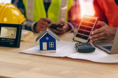 Günes panelleri ve masaüstü modelleri olan yenilenebilir enerji sistemleri mühendisleri ve geliştiricileri için bir konferans. Rüzgar türbini ve güneş konseptleriyle yenilenebilir enerji tasarlamak için.