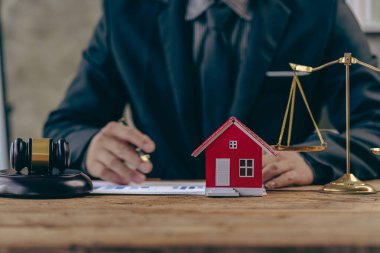 Danışma, sözleşme sözleşmesi, avukat, mahkeme çekiçine odaklandı. Müvekkilin iddianamesi ile ev ve mahkeme binası müzayede konseptine yerleşti.