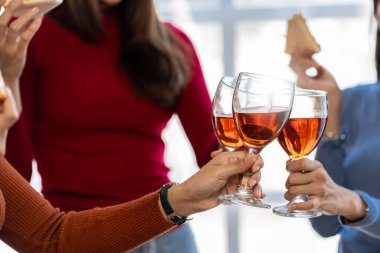 Beyaz şarap bardaklı üç güzel beyaz kadın gerçek bir tatilde kutlama ve içki içerek eğleniyorlar..