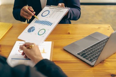 Toplanan iş adamları mali grafik verilerini ve pazarlama planını, iş yatırımlarının durumunu değerlendirmeyi ve yeni iş projeleri, mali yatırım kavramını açıkladılar.