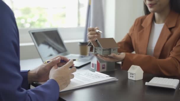 Sprzedawca Domu Daje Dom Klientowi Który Kupuje Dom Firma Nieruchomościowa — Wideo stockowe