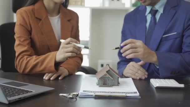 一个家庭推销员把房子送给一个买房子的顾客 地产公司客户同意与Video 4K签订购房协议 — 图库视频影像