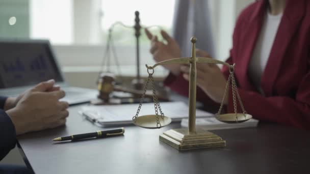 司法と法律の概念 ハンマーとコンピュータで動作するスケールで裁判所の男性裁判官 訴訟のための弁護士採用の概念ビデオ4 — ストック動画