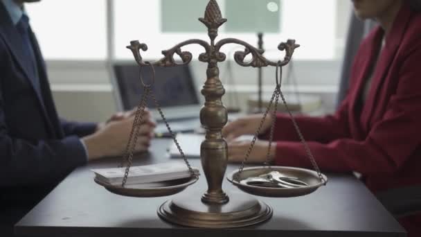 Concepto Justicia Derecho Juez Masculino Sala Del Tribunal Con Martillo — Vídeos de Stock