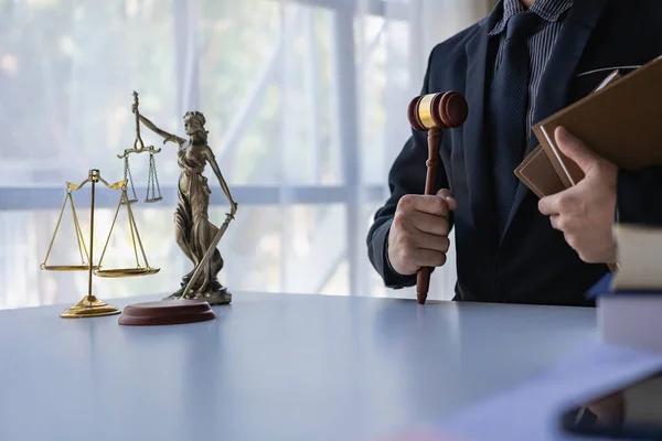 Juez Abogado Masculino Asesor Legal Hombre Negocios Consultoría Contractual Para —  Fotos de Stock