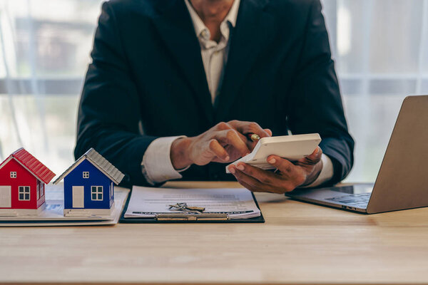 Агенты доставляют образцы домов клиентам. Ипотечные договоры, кредиты, договоры аренды и купли-продажи жилья. Концепция недвижимости Договоры страхования и юридические соглашения