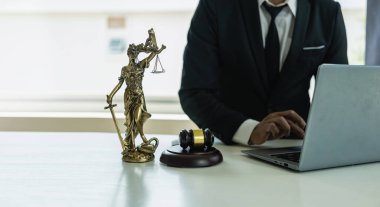 Adalet terazisi konsepti ve adalet terazisi, yargıç çekici, avukatın kalem kullanarak ofiste yasal işler yapması, yakın çekim fotoğrafı.