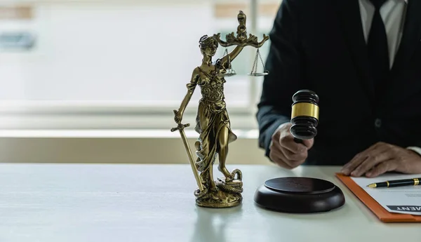 Συμβουλές Και Έννοια Της Δικαιοσύνης Κλίμακα Δικαιοσύνης Και Δικαστής Σφυρί — Φωτογραφία Αρχείου