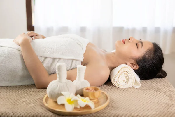 Mooie Jonge Aziatische Vrouw Krijgen Massage Spa Omgeving Traditionele Aromatherapie — Stockfoto