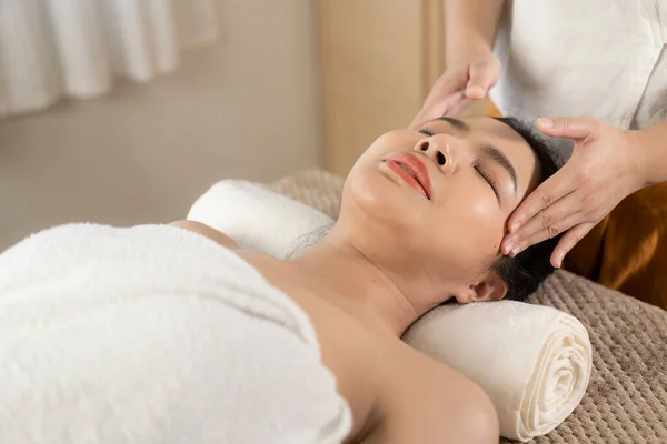 Mooie Jonge Aziatische Vrouw Krijgen Massage Spa Omgeving Traditionele Aromatherapie — Stockfoto