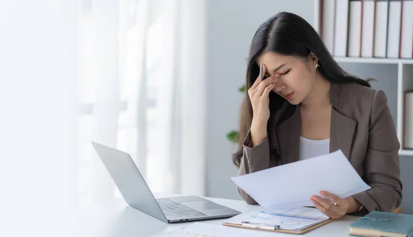 Mulher Asiática Estressado Enquanto Trabalhava Com Laptop Documentos Relatório Financeiro — Fotografia de Stock