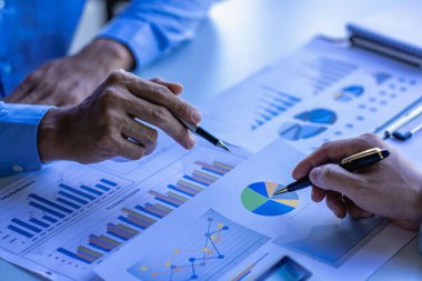 Finansal raporlarda satış analizlerini tartışmak için çalışma arkadaşlarıyla buluş. Şirket pazarlama raporlarında satış analiziyle ilgili mali muhasebe ve iş stratejisi planlaması.
