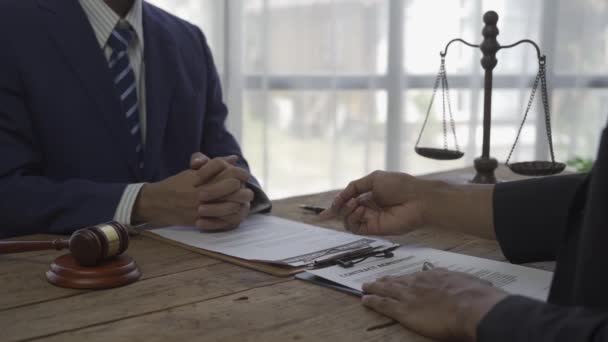 Zakelijke Ontmoeting Met Advocaten Onderteken Het Contract Handdruk Goede Samenwerking — Stockvideo