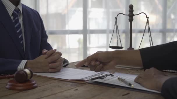 Ділова Зустріч Адвокатами Договір Підписання Рукостискання Після Доброї Співпраці Консультація — стокове відео