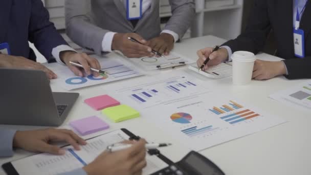 Wirtschaftsprüfer Der Auf Geschäftsdiagramm Zeigt Finanzgeschäftsbericht Diagramm Nahaufnahme Brainstorming Bei — Stockvideo