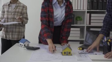 Mühendis apartman projesini tartışırken mimar büyük bir masanın yanında duruyor. Köydeki bir ofiste çalışan müteahhit müteahhitle görüşüyor. Mühendis ve ustabaşı kalite kontrolü