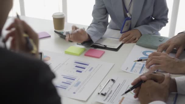 Účetní Ukazující Graf Podnikání Finanční Zpráva Grafu Detailní Brainstorming Projekt — Stock video