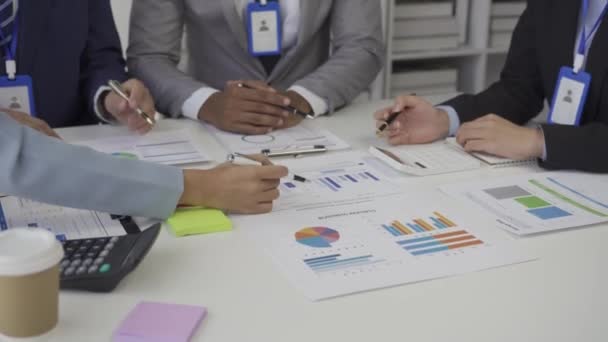 ビジネスグラフを示す会計士財務ビジネスレポートチャートで成功戦略を計画するために彼のパートナーと一緒に働いているプロジェクトのブレインストーミングを閉じる — ストック動画