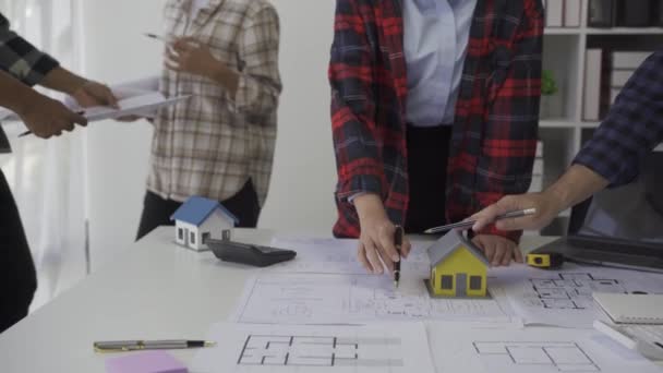 Inżynier Omawiający Projekt Budowy Mieszkania Architekt Stoi Przy Dużym Stole — Wideo stockowe