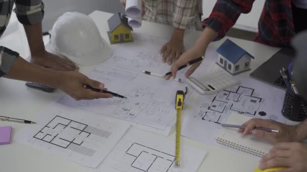 Mérnök Lakásépítési Projektről Építész Egy Nagy Asztal Mellett Áll Egy — Stock videók