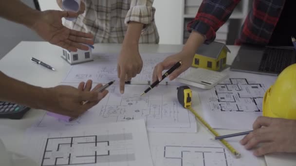 Ingeniero Discutiendo Proyecto Edificio Plano Arquitecto Encuentra Cerca Una Gran — Vídeo de stock
