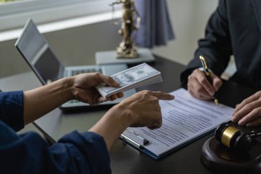 Rüşvet ve yolsuzluk kavramı, dolar şeklinde rüşvet. İş adamı erkek avukata para verirken aynı zamanda avukatın davaları kazanmasına yardımcı oluyor. Rüşvet ve rüşvet kavramı..
