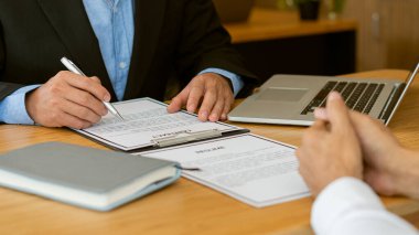 İş görüşmesi ve iş adamı başvuru formu doldurma sırasında özgeçmiş okuma ve insan kaynaklarının başarılı bir şekilde işe alınması ve işe alınması kavramı.