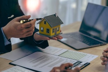 Emlak komisyoncuları ev satın alan ve sigorta yaptıran müşterilere ücretsiz hediye olarak tavsiyede bulunuyorlar..