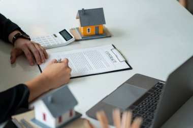 Emlak komisyoncuları ev satın alan ve sigorta yaptıran müşterilere ücretsiz hediye olarak tavsiyede bulunuyorlar..