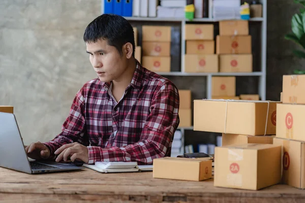 Mladý Asijský Podnikatel Pracující Skladu Domácí Kancelář Nezávislá Kurýrní Společnost — Stock fotografie
